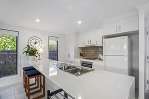 Køleskab, mikrobølgeovn, ovn, kogeplade