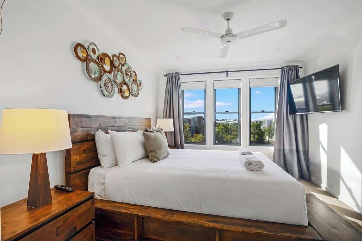 3 habitaciones, escritorio y tabla de planchar con plancha 