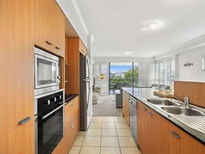 Køleskab, mikrobølgeovn, ovn, kogeplade