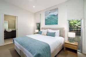 4 bedrooms, desk, iron/ironing board, travel cot