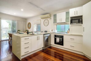 Køleskab, mikrobølgeovn, ovn, kogeplade