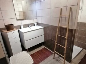 Dusche, Haartrockner, Handtücher, Seife