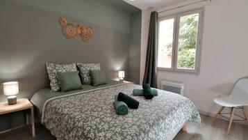 4 chambres, bureau, fer et planche Ă repasser, lit parapluie