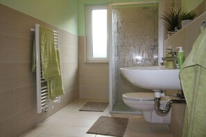 Shower, towels - Krause Comfortable holiday residence (Rostock)