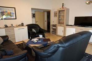 Smart-TV, DVD-Player, Bücher, Stereoanlage