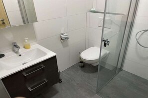 Dusche, Haartrockner, Handtücher