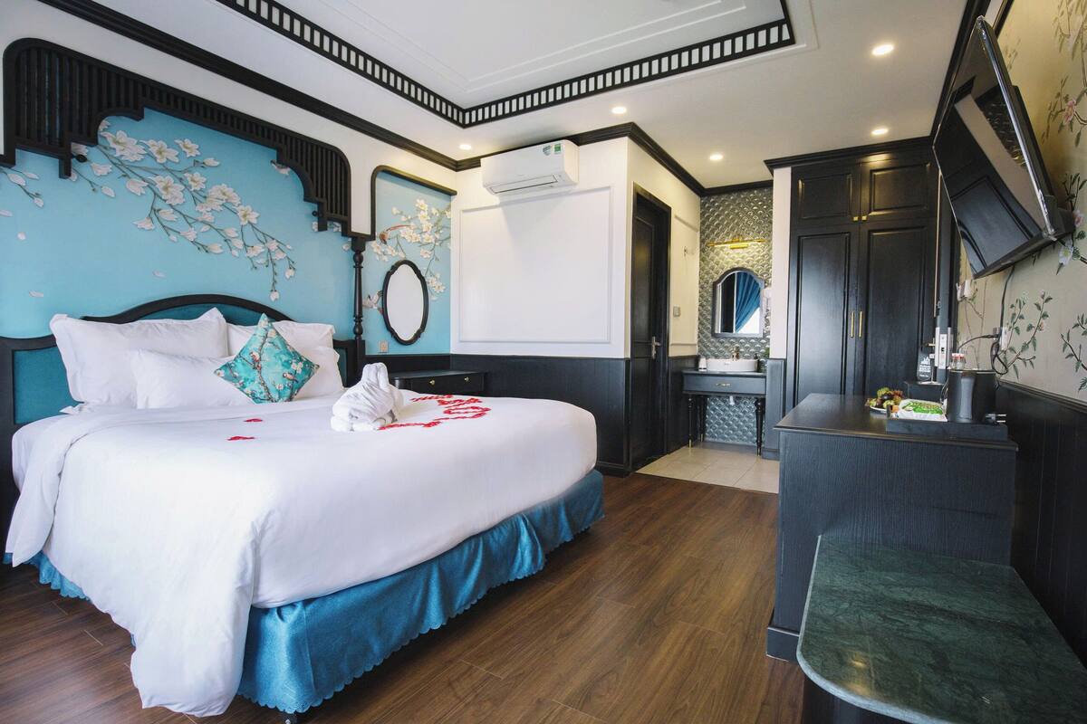Premium Double Room, Balcony, City View | 1 bedroom, minibar, in-room safe, desk