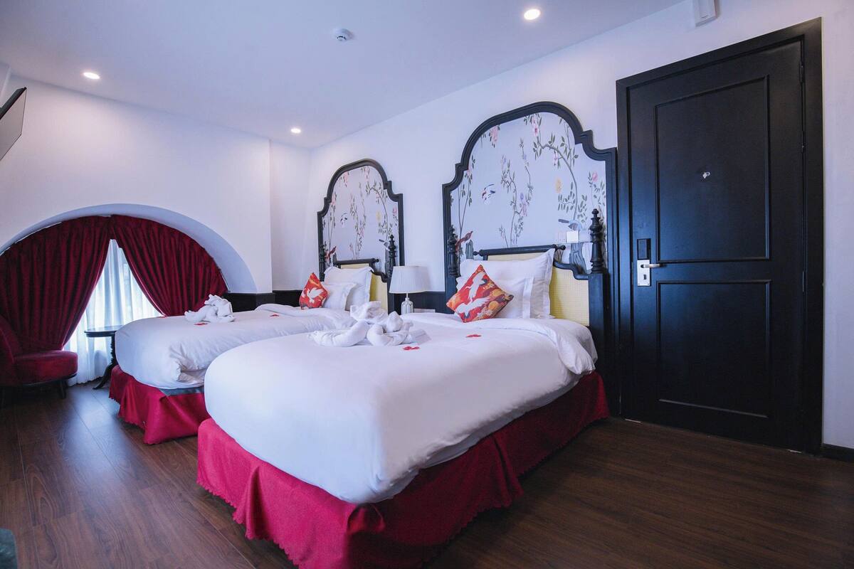 Deluxe Double or Twin Room, City View | 1 bedroom, minibar, in-room safe, desk