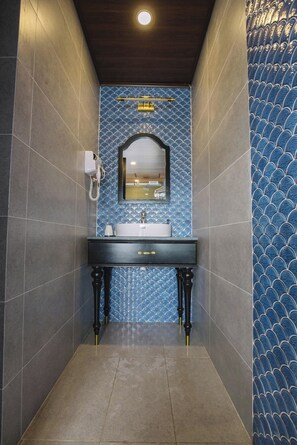 Shower, hair dryer, slippers, bidet