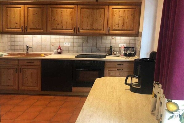 Kühlschrank, Ofen, Herdplatte, Geschirrspüler