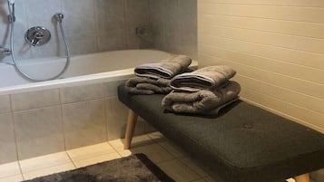 Dusche, Haartrockner, Bidet, Handtücher