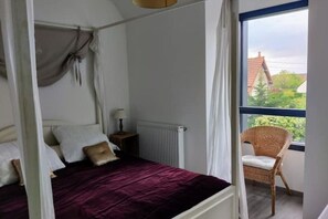 4 bedrooms, iron/ironing board, WiFi, bed sheets