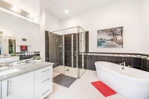 Dusche, Haartrockner, Handtücher