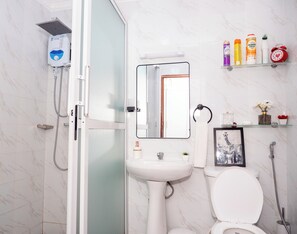 Bruser, hårtørrer, bidet, håndklæder