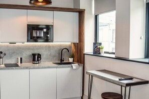 Frigorífico, microondas, placa de cocina y tostadora