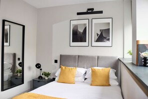 Tabla de planchar con plancha, wifi, ropa de cama