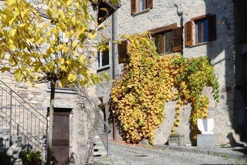 Historisches Landhaus in dem alten Künstlerdorf Brè (THE SECRET GARDEN)