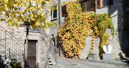 Historisches Landhaus in dem alten Künstlerdorf Brè (THE SECRET GARDEN)