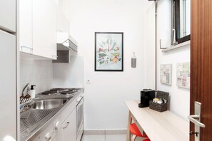 Réfrigérateur, micro-ondes, four, cafetière/bouilloire