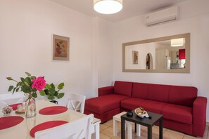 Family House, 2 Bedrooms, Private Pool, Mountain View | Living area