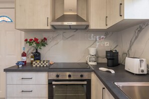 Casa familiar, 2 habitaciones, piscina privada, vistas a la montaña | Cocina privada | Trona infantil