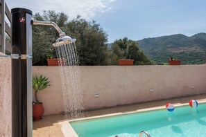 Kolam renang outdoor musiman