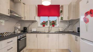 Nhà dành cho gia đình, 2 phòng ngủ, hồ bơi riêng, quang cảnh núi | Bếp riêng | Ghế cao cho trẻ em