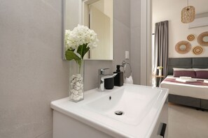 Dusj, hårføner og håndklær