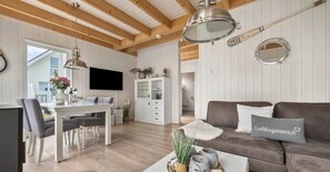 Een televisie, een open haard en een filmbibliotheek