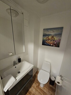 Classic Room (No shower available), 2nd Floor | Bathroom