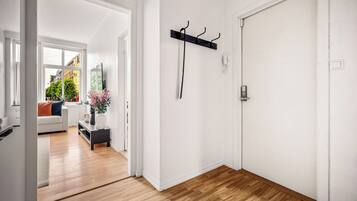 Departamento, 3 habitaciones, vista a la ciudad | Área de sala de estar | Televisión de pantalla plana