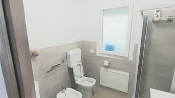 Doccia, asciugacapelli, bidet, asciugamani