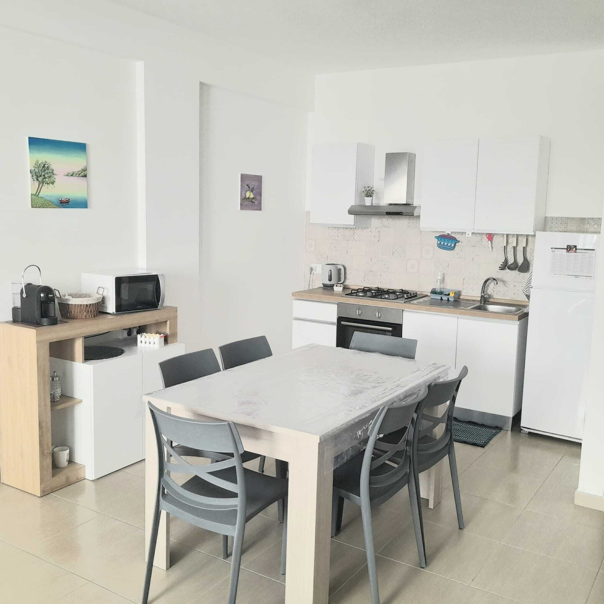 Frigorifero, microonde, forno, piano cottura