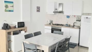 Frigorifero, microonde, forno, piano cottura