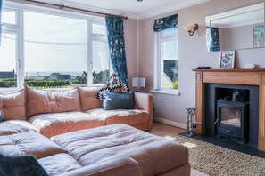 32-Zoll-Flachbildfernseher mit Kabelempfang, Kamin