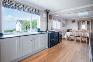 Fridge, microwave, oven, stovetop - Carissima - 4 Bedroom House - Rhossili (Swansea)