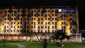 Un hotel moderno con una fachada distintiva que presenta patrones geométricos e iluminación.