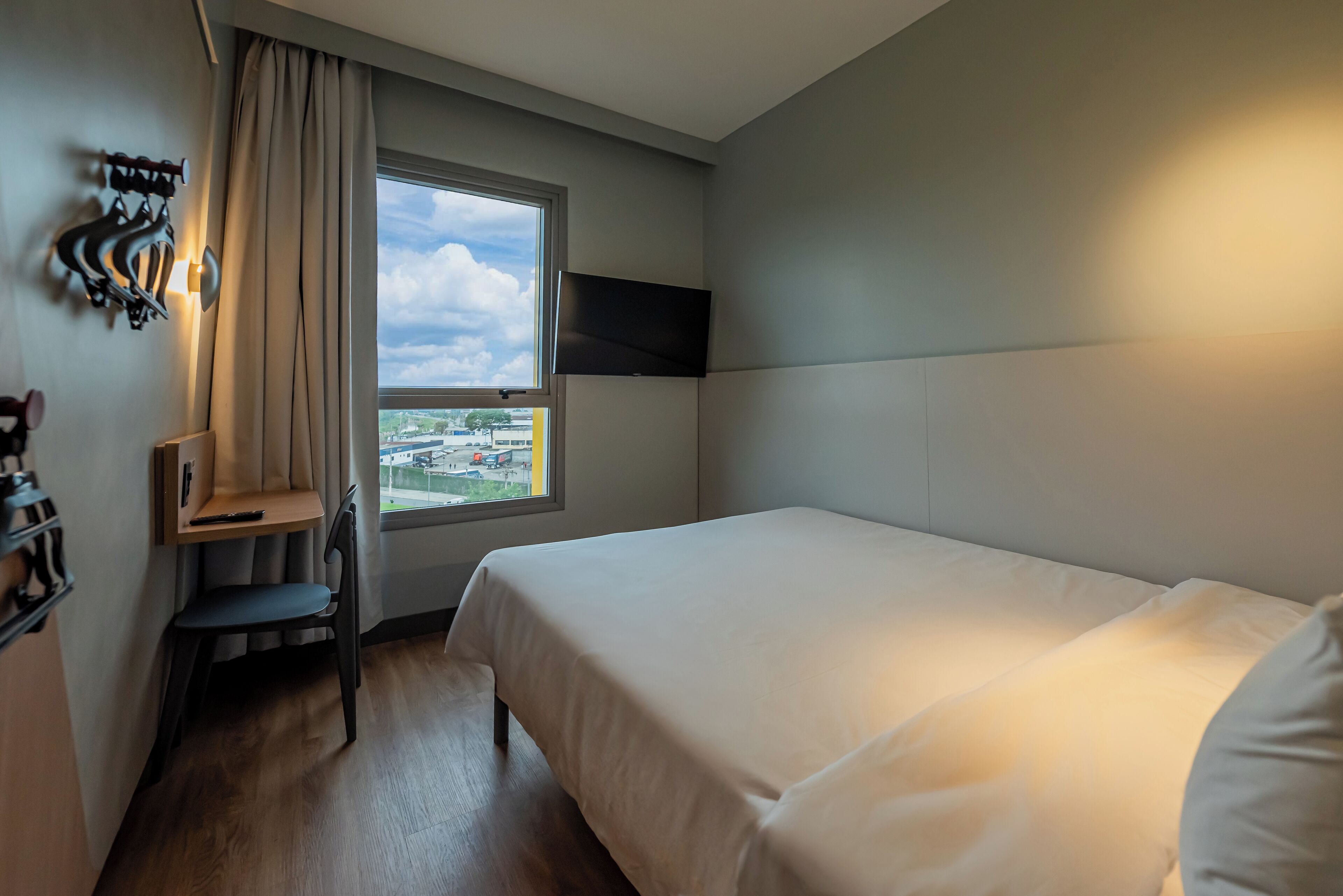 Quarto standard, 1 cama de casal | Roupas de cama antialérgicas, cortinas blackout