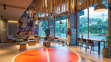 Coin salon dans le hall