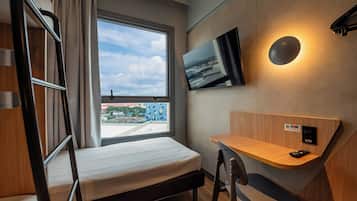 Quarto standard, 3 camas de solteiro | Roupas de cama antialérgicas, cortinas blackout