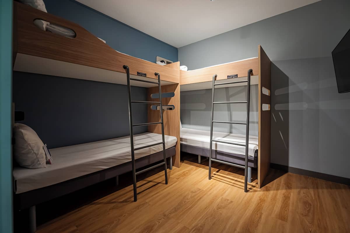 Habitación estándar (2 bunk beds) | Ropa de cama hipoalergénica y cortinas opacas