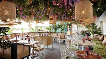 2 restaurants, breakfast served