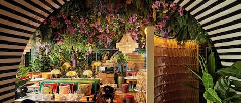 3 restaurants; breakfast, lunch, dinner, and brunch served