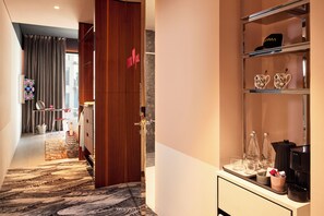 Hochwertige Bettwaren, Daunenbettdecken, Minibar, Zimmersafe