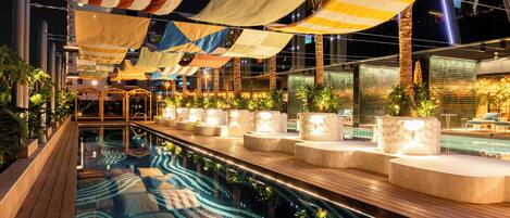 4 outdoor pools, open 8:00 AM to 7:00 PM, free pool cabanas