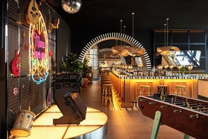 3 restaurants servant le petit déjeuner, le déjeuner et le dîner