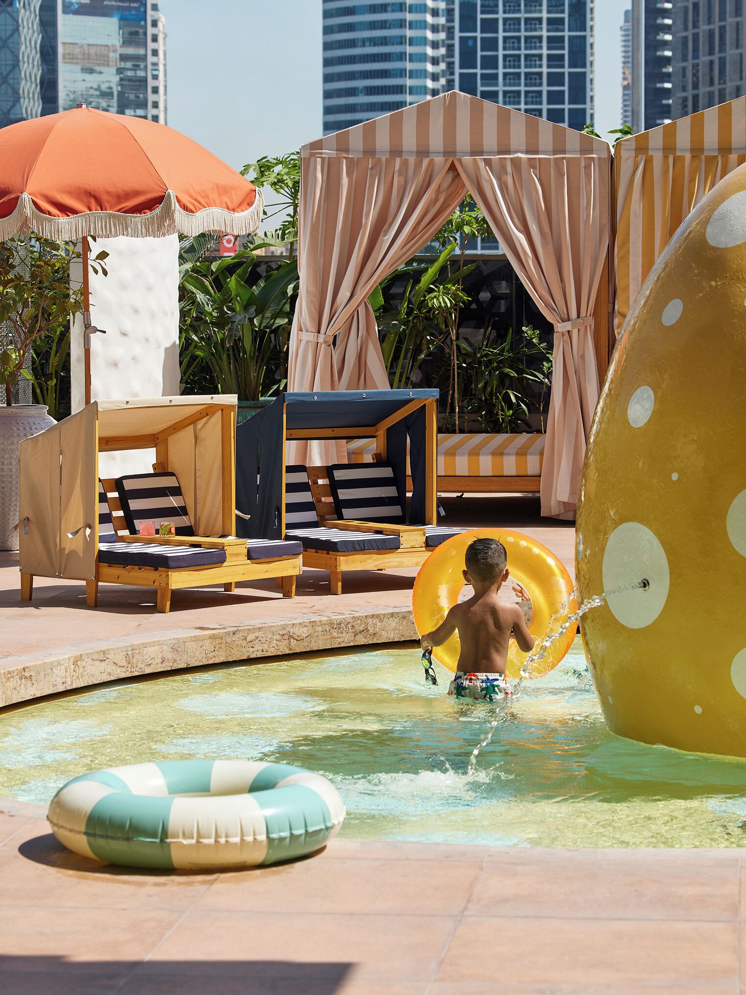 4 piscinas externas, funciona das 8h às 19h, barracas de cortesia