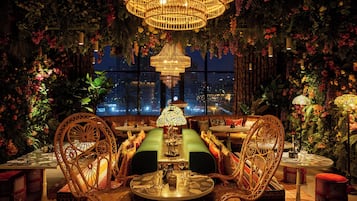 3 restaurants; breakfast, lunch, dinner, and brunch served