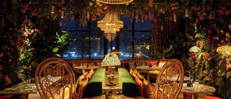 3 restaurants; breakfast, lunch, dinner, and brunch served