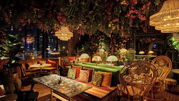 3 restaurants; breakfast, lunch, dinner, and brunch served